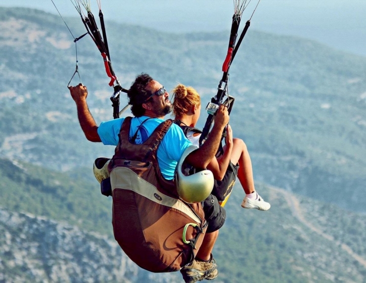 Denize Düşen Yamaç Paraşütçüsü Hayatını Kaybetti