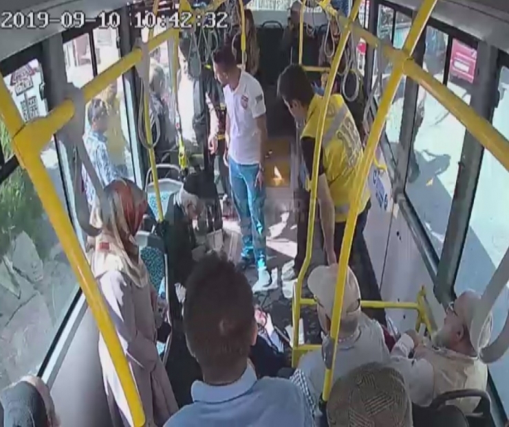Kadının Çırpınışlarına Dayanamadı, Yolcu Dolu Otobüsle Yönünü Hastaneye Çevirdi