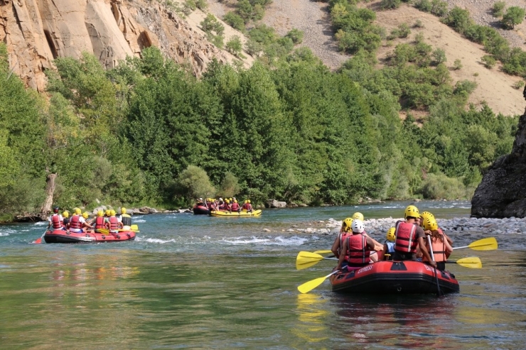 Kanserle Mücadeleye Raftingle Dikkat Çektiler