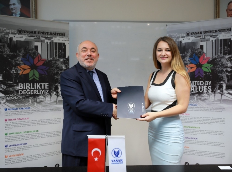 İzmirli İç Mimarlara Mesleki Gelişim Katkısı