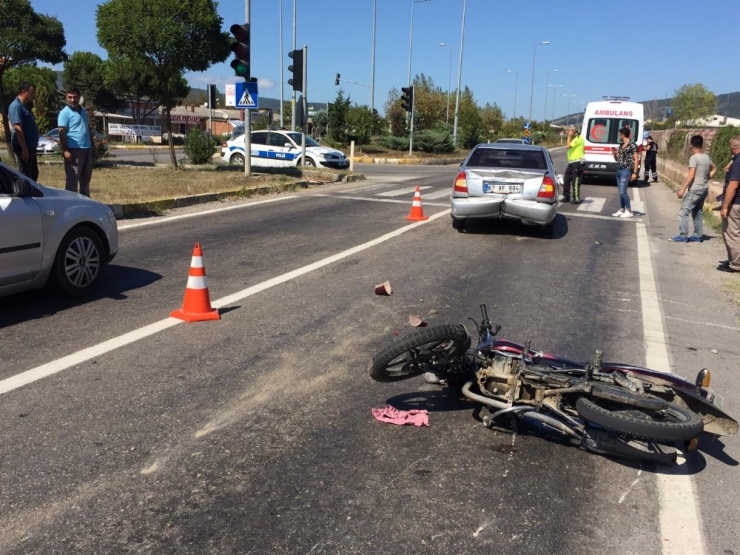 Motosiklet Otomobile Çarptı: 1 Yaralı