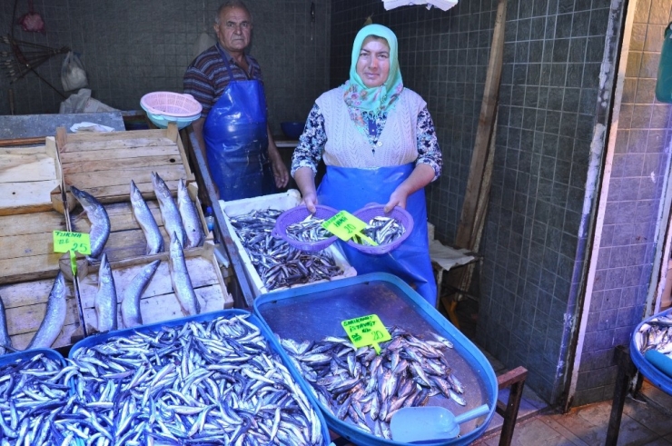 Simav Balık Pazarındaki Tezgâhlar Doldu, Ancak Fiyatlarda Beklenen Düşüş Görülmedi