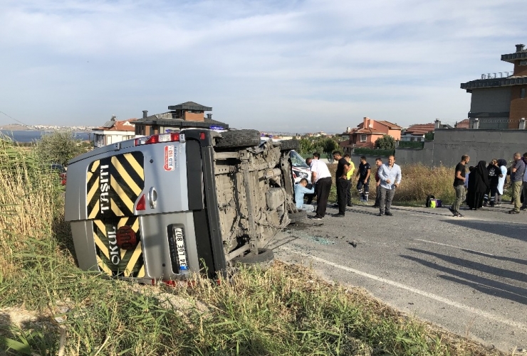 Beylikdüzü’nde Servis Aracı Takla Attı, Çok Sayıda Öğrenci Yaralandı