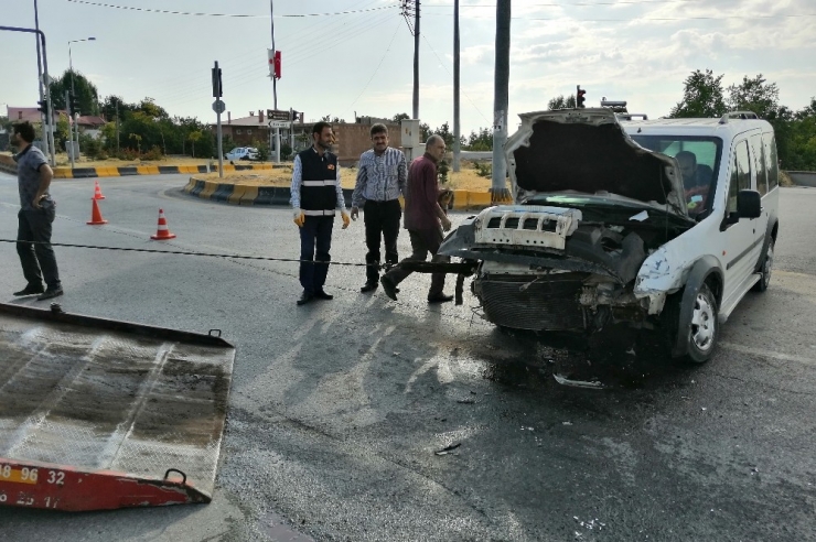 Ahlat’ta Yabancı Uyruklu Kaçak Göçmenleri Taşıyan Minibüs Kaza Yaptı