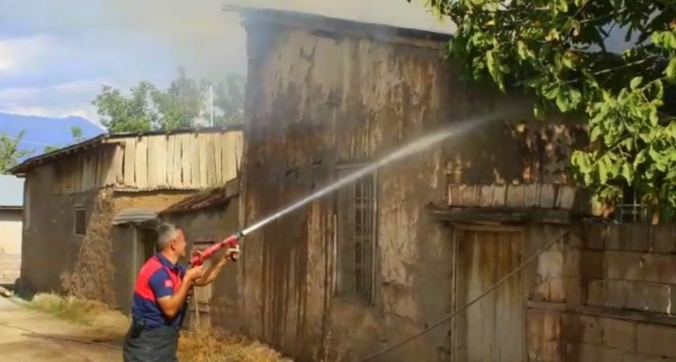 Bahçedeki Kuru Otları Yakmak İsterken Evini Yaktı
