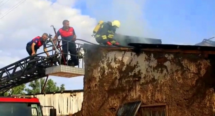 Bahçedeki Kuru Otları Yakmak İsterken Evini Yaktı