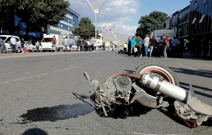 Erzincan’da İki Motosiklet Çarpıştı: 1 Ölü, 2 Yaralı
