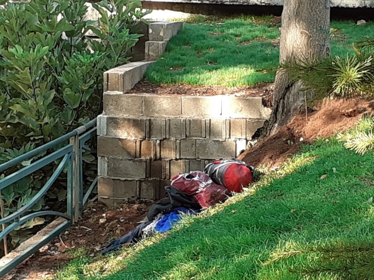 Şüpheli Çantalardan Kıyafet Çıktı