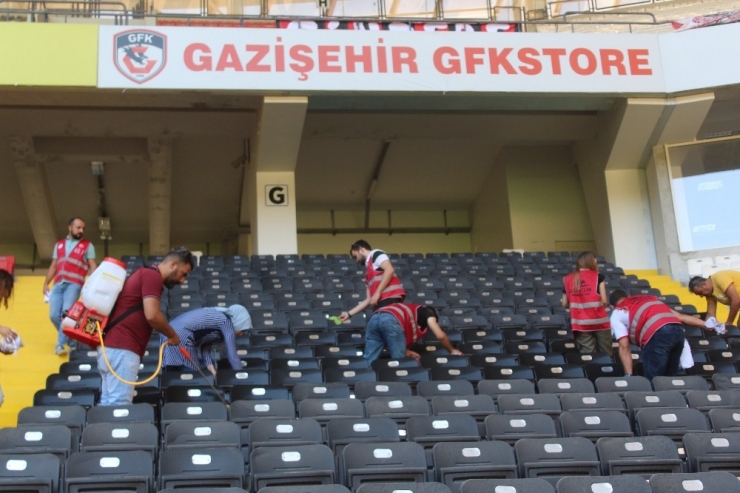 Beşiktaş Maçı Öncesi Gönüllü Gençler Stadı Temizledi