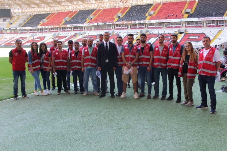 Beşiktaş Maçı Öncesi Gönüllü Gençler Stadı Temizledi