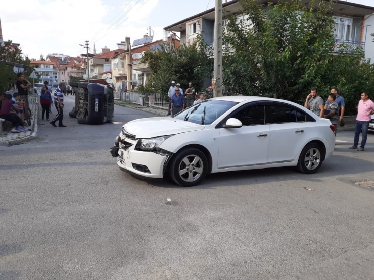 Yan Yatan Hafif Ticari Araçtan Yara Almadan Kurtuldu