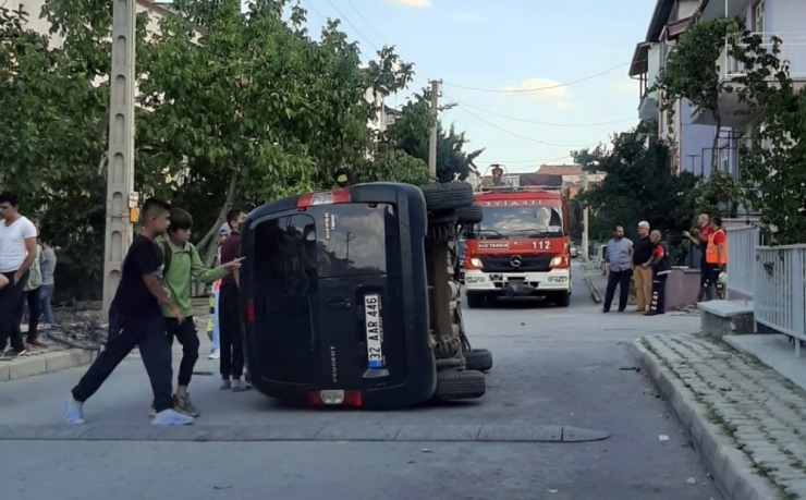 Yan Yatan Hafif Ticari Araçtan Yara Almadan Kurtuldu