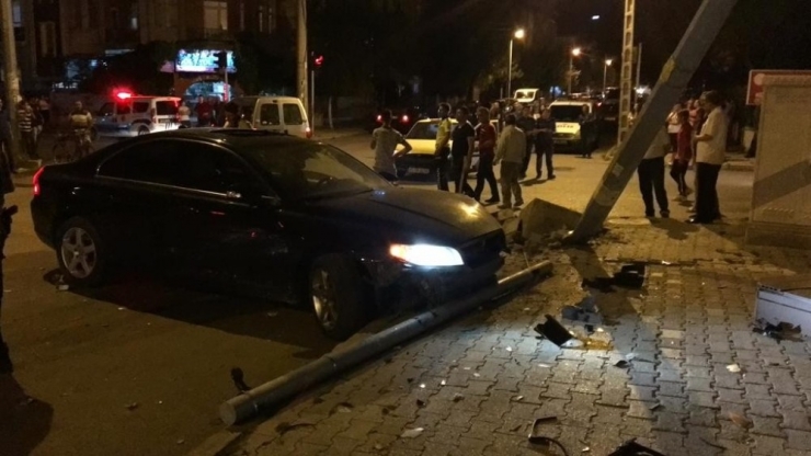 Çarpışan Otomobillerden Biri Aydınlatma Direğini Devirdi: 2 Yaralı