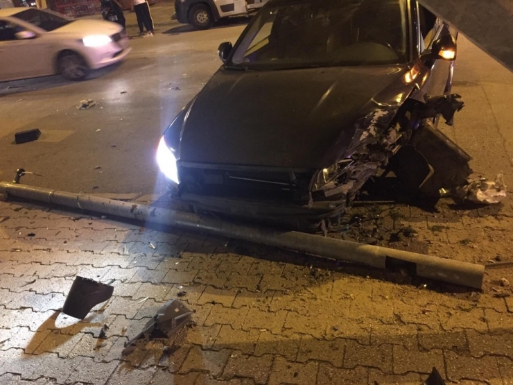 Çarpışan Otomobillerden Biri Aydınlatma Direğini Devirdi: 2 Yaralı