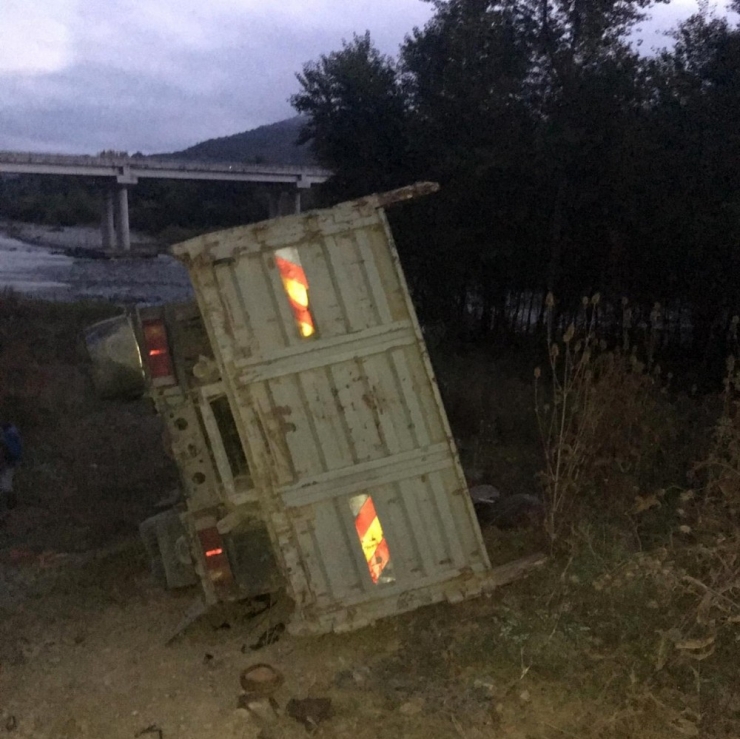 Yoldan Çıkan Tır Devrildi : 1 Yaralı