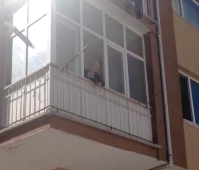 Camdan Atlamaya Kalkan Alzheimer Hastası Kadını İtfaiye Kurtardı