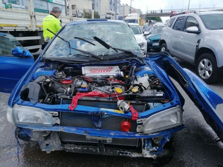 Kocaeli’de Makas Atan Otomobil Zincirleme Kazaya Sebep Oldu
