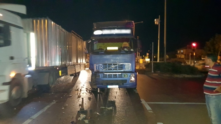 Kaza Yapıp Olay Yerinden Kaçtı, Otomobilini De Terk Etti