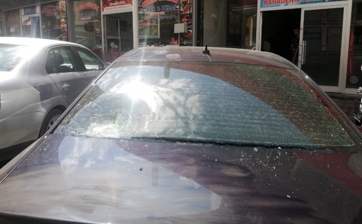 Eline Aldığı Levyeyle Lüks Araçları Parçaladı