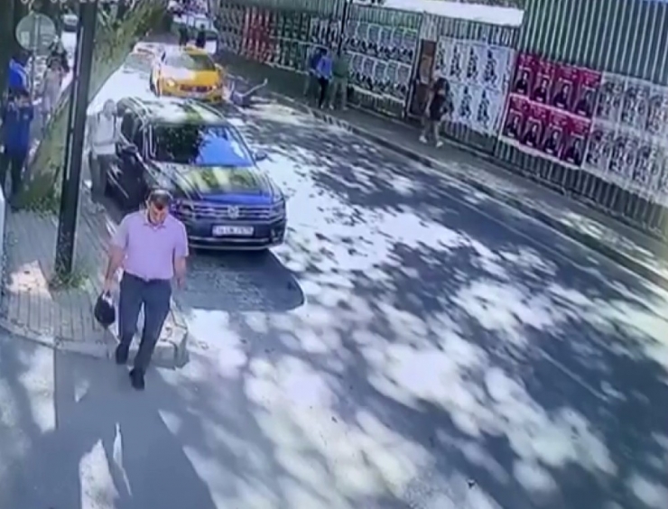 İstanbul’da Yolda Yürüyen Kadının Yaşadığı Kaza Kamerada
