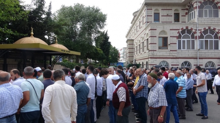 Ataşehir’de Oğlu Tarafından Vahşice Öldürülen Baba Son Yolculuğuna Uğurlandı