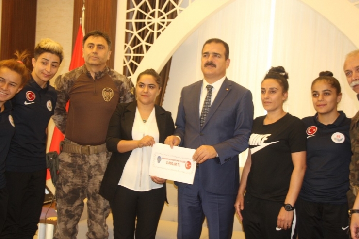 Polisten Hakkari Kadın Takımına Nakdi Destek