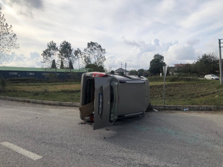 Kavşakta İki Otomobil Çarpıştı: 1 Yaralı