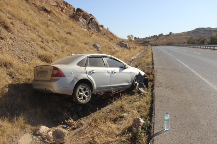 Otomobil Şarampole Devrildi: 1 Yaralı