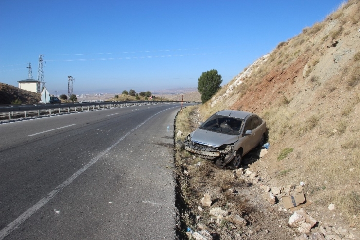 Otomobil Şarampole Devrildi: 1 Yaralı