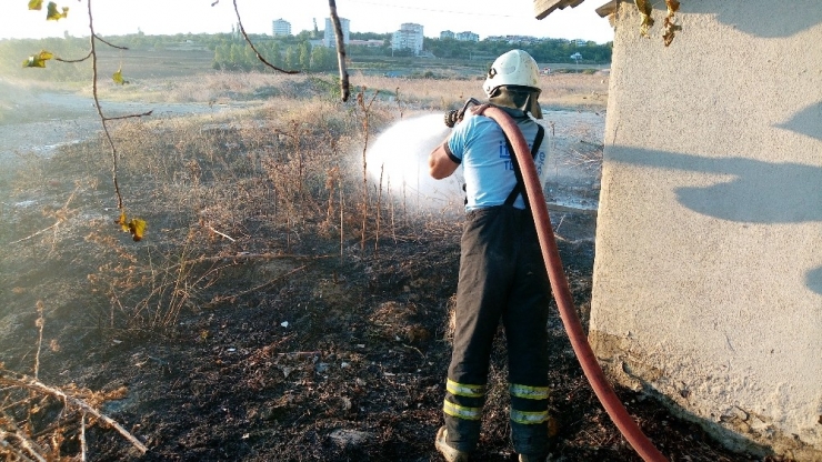 İzmaritin Tutuşturduğu Lastik Az Daha Minibüs Durağını Yakacaktı