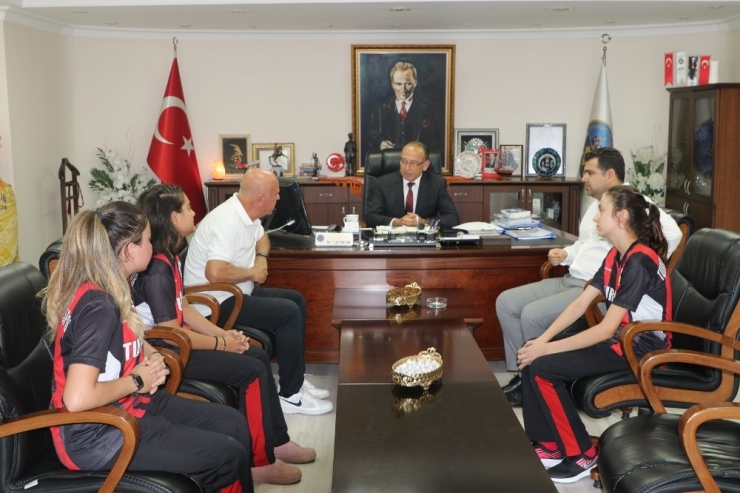 Başarılı Hentbolcular Milli Takım Kampına Uğurlandı