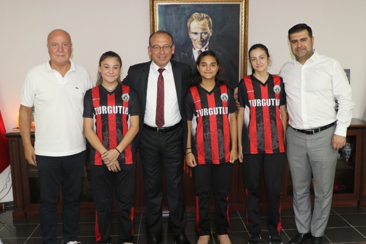 Başarılı Hentbolcular Milli Takım Kampına Uğurlandı