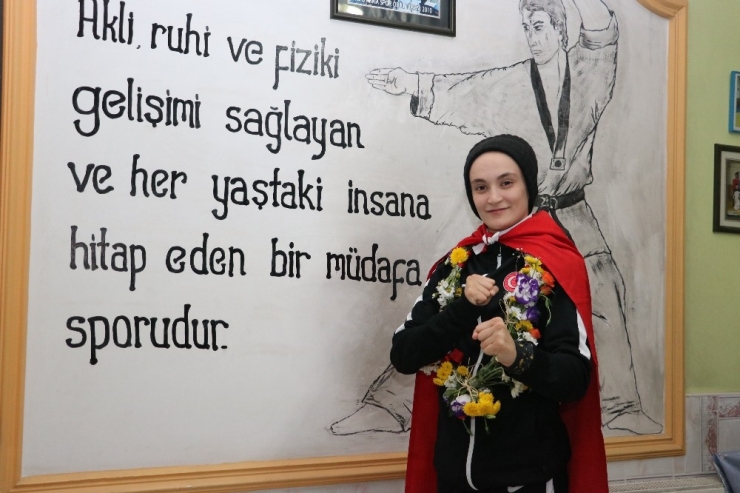 Avrupa İkincisi Milli Tekvandocuya Memleketinde Coşkulu Karşılama