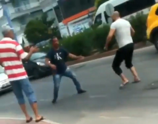 Sokak Ortasında Bıçaklandı
