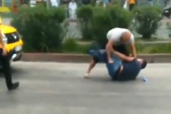 Sokak Ortasında Bıçaklandı