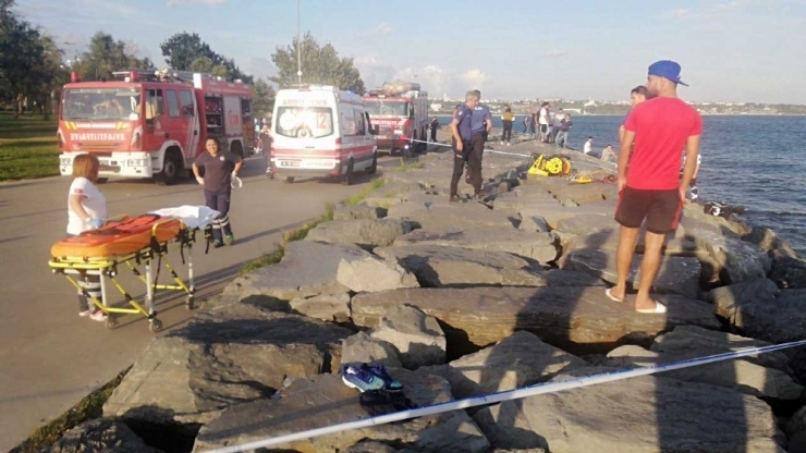 Avcılar’da Denize Düşen Genç Kayalıklara Sıkıştı