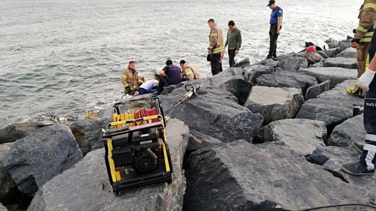 Avcılar’da Kayalıklara Sıkışan Genç Kurtarıldı