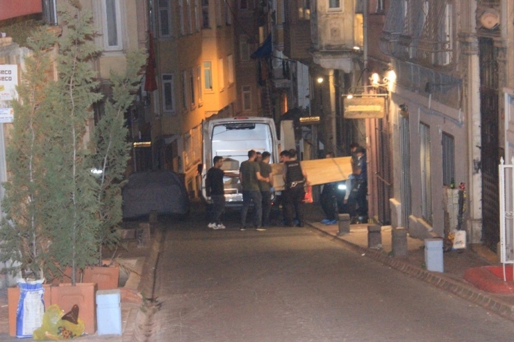 Beyoğlu’nda Ölü Bulunan İngiliz Turistlerin Cesetleri Adli Tıpa Kaldırıldı