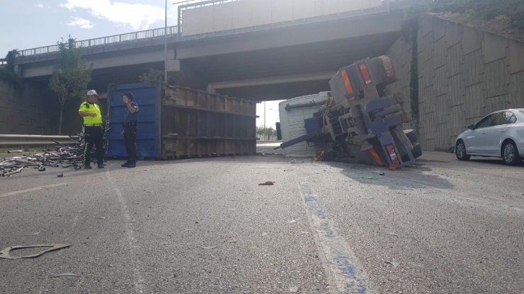 Kamyon Devrildi, Karayolu Egzoz Borusu Doldu