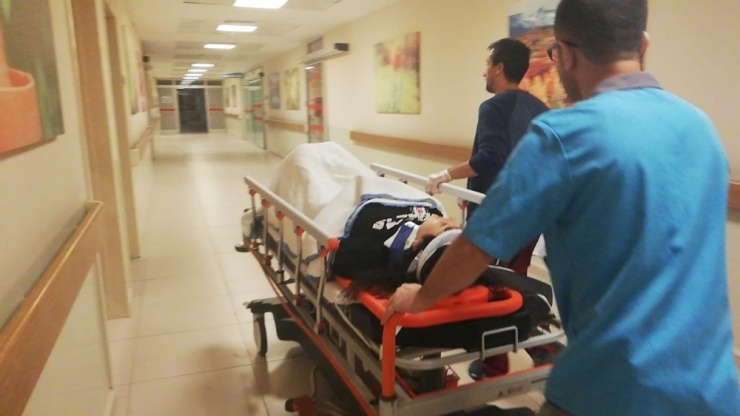 Balkondan Düşen Genç Kadın Ağır Yaralandı