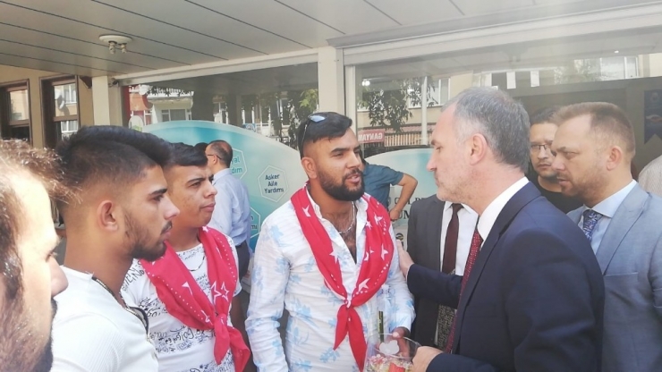 Askerlik Bahanesiyle Para Toplayan Gençler Gözaltına Alındı