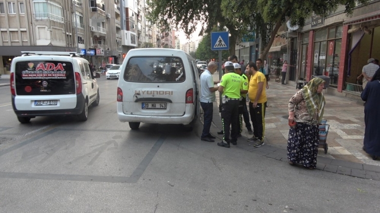 Motosikletin Savrulup Park Halindeki Araca Çarpması Güvenlik Kamerasında