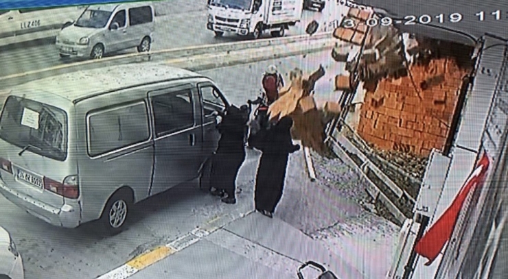 Kucağında Bebek İle Saniye Farkıyla Kurtuldu