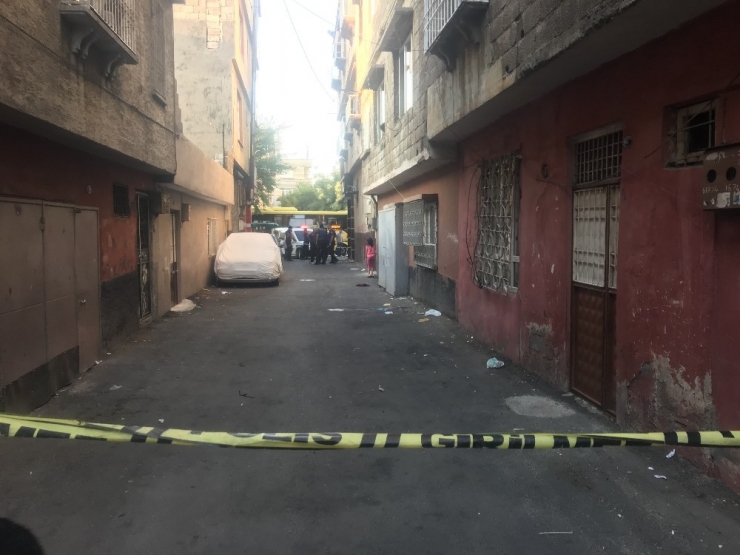 Küfür Tartışmasında Dayı Ve Yeğeni Ağır Yaralandı