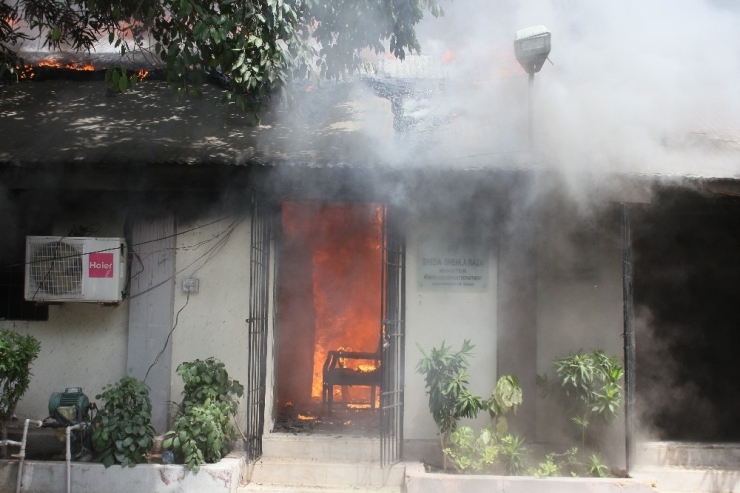 Hindistan’da Bakanlık Ofisinde Yangın