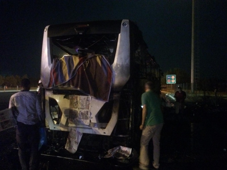 İzmir’de Yolcu Otobüsü Alev Alev Yandı