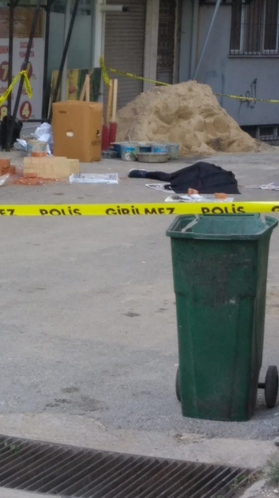 Otelin Penceresinden Düşen Genç Hayatını Kaybetti