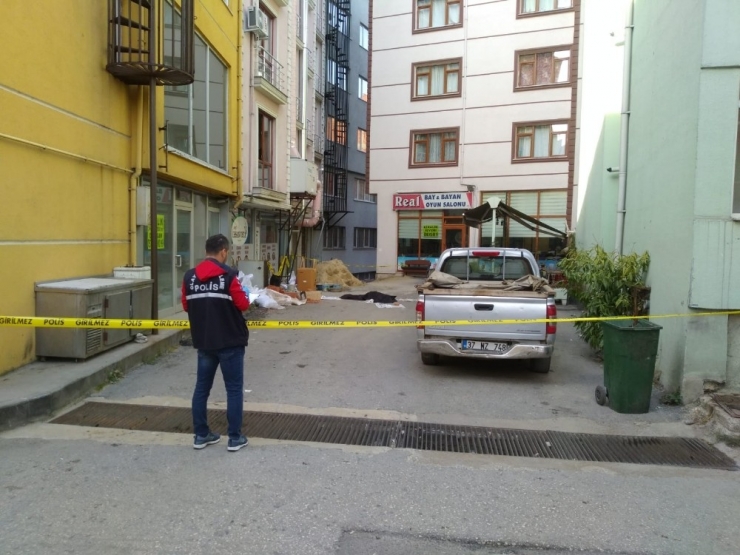 Otelin Penceresinden Düşen Genç Hayatını Kaybetti