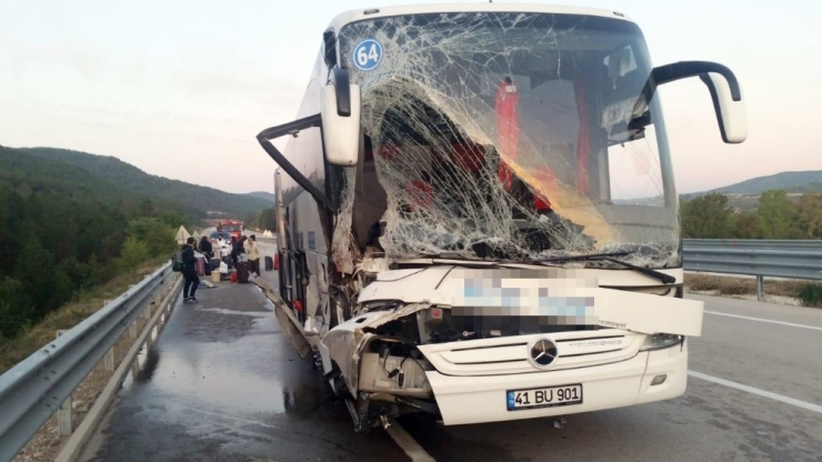 Yolcu Otobüsü İle Karpuz Yüklü Traktör Çarpıştı: 2 Yaralı