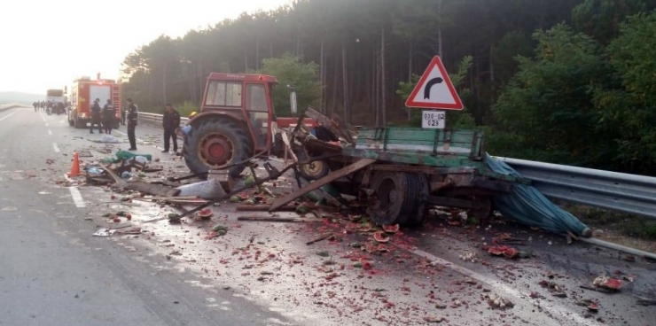 Yolcu Otobüsü İle Karpuz Yüklü Traktör Çarpıştı: 2 Yaralı